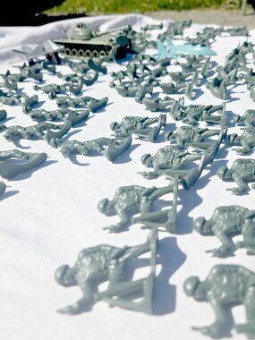 FREE SHIPPING Green Army Men with Tank and Jets! 79 soldiers, 14 Poses! BIG Lot